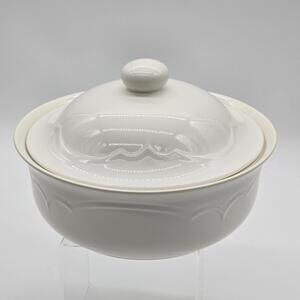 Pfaltzgraff Gazebo White 2 Qt Round Covered Casserole Made In USA 1980's LK-NW